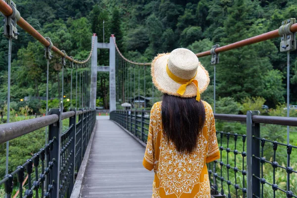 Travel Woman Walk Wooden Suspension Bridge — Stockfoto
