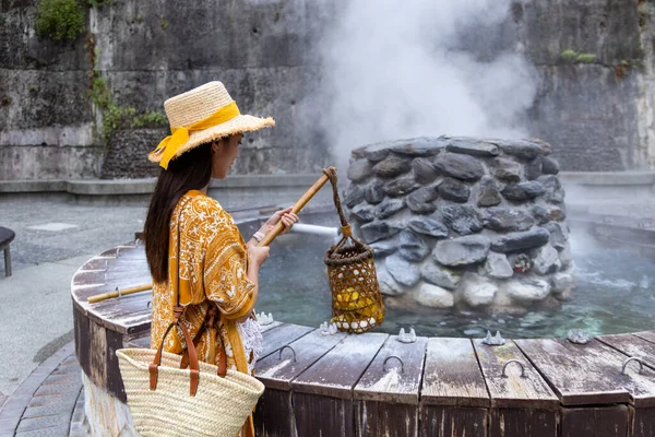 Travel Woman Put Basket Hot Spring Cooking Jioujhihze Taipingshan Taiwan — Foto Stock
