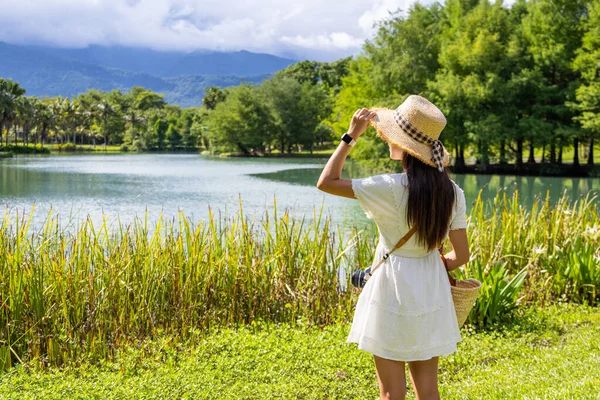 Tourist Woman Lakeside — Stok fotoğraf