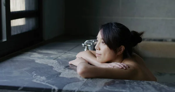 Woman Enjoy Her Hot Spring Winter Time — Foto Stock