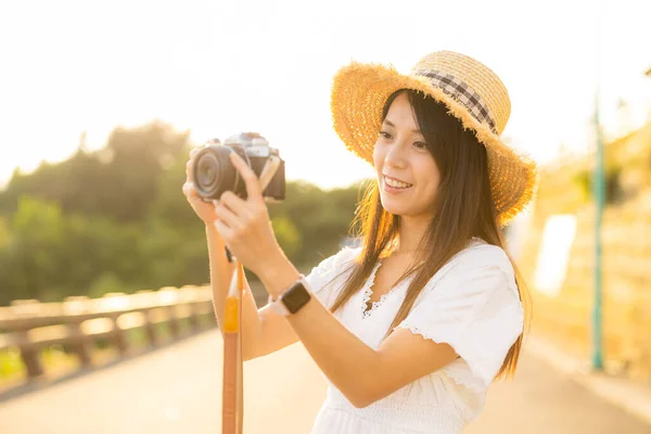 Жінка Використовує Цифрову Камеру Під Час Заходу Сонця — стокове фото