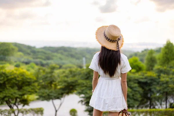 Femme Profiter Vue Sur Paysage — Photo