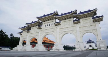 Taipei, Tayvan - 17 Mart 2022: Tayvan 'daki Chiang Kai Shek Anıt Salonu' nun ön kapısı