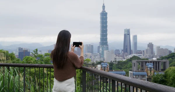 Woman Take Photo Taipei City — Stock Photo, Image