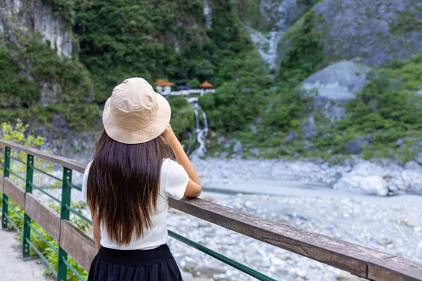 Travel Woman Visit Taroko National Park — Φωτογραφία Αρχείου