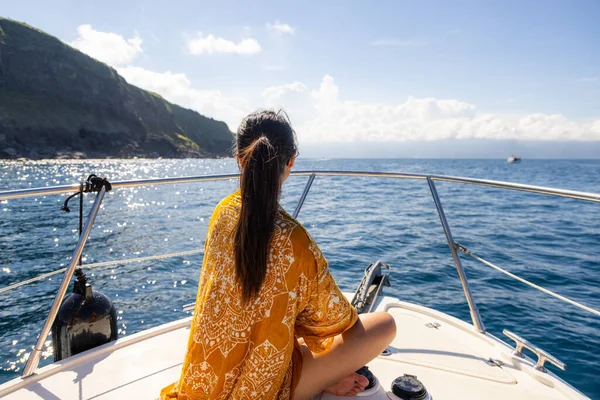 Young Woman Sitting Front Sail Boat — Stock Photo, Image