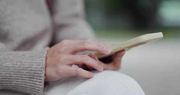 Vrouw Gebruik Van Mobiele Telefoon Buitenlucht — Stockfoto