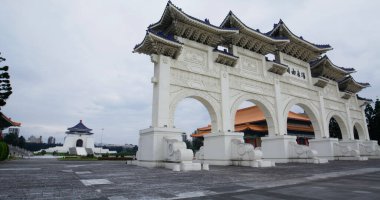 Taipei, Tayvan - 17 Mart 2022: Chiang Kai Shek Anıt Salonu 'nun ön kapısı