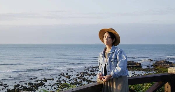 Mujer Viajar Orilla Del Mar Disfrutar Vista Del Paisaje —  Fotos de Stock