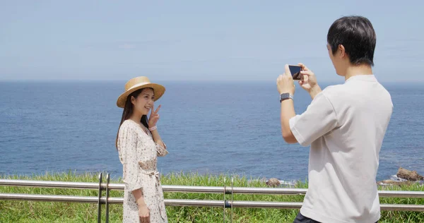 Man Help His Wife Take Photo Cellphone Sea —  Fotos de Stock