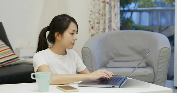 Vrouw Werk Laptop Computer Thuis — Stockfoto
