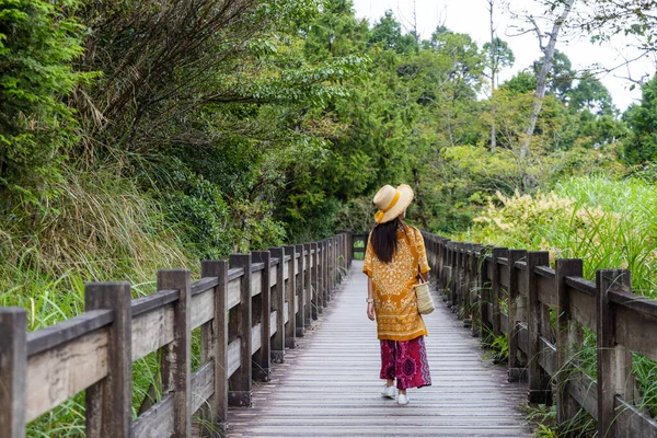 Γυναίκα Περπατήσει Στο Ξύλινο Μονοπάτι Στο Δάσος — Φωτογραφία Αρχείου