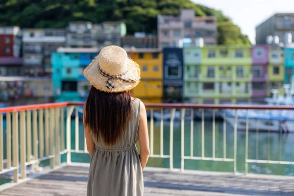 Tourist Woman Keelung Zhengbin Bay Taiwan — Foto Stock