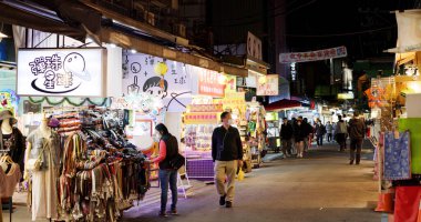 Taipei, Tayvan - 08 Nisan 2022: Geceleri Shilin Caddesi pazarı