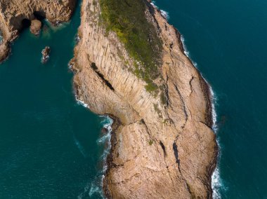 İnsansız hava aracı Hong Kong Sai Kung doğal alanı üzerinde uçuyor.