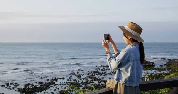Женщина Использует Мобильный Телефон Сфотографироваться Берегу Моря — стоковое фото
