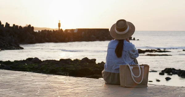 Donna Guarda Vista Sul Tramonto Della Spiaggia — Foto Stock