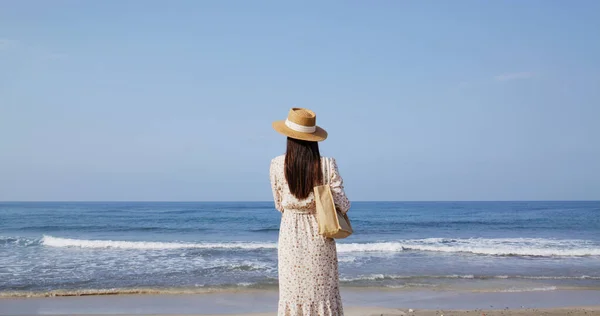 Femme Regarder Plage Mer — Photo