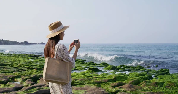 Travel Woman Take Photo Cellphone Laomei Green Reef — Stock Photo, Image