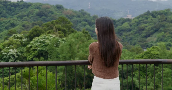 Woman Look Green Lush Scenery View — Foto Stock