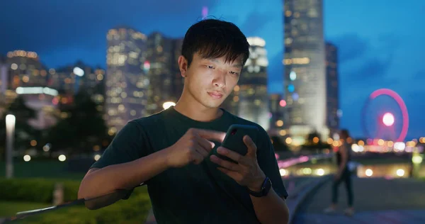 Asiático Hombre Uso Celular Noche —  Fotos de Stock