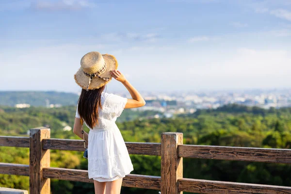 Tourist Woman Look Scenery View — Foto Stock