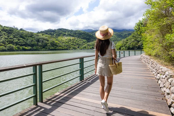 Asian Woman Walk Lakeside Wooden Path — Stockfoto