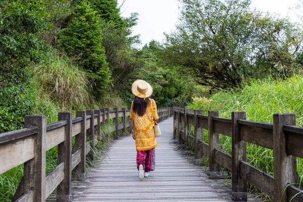 Travel Woman Walk Wooden Path Forest — Φωτογραφία Αρχείου