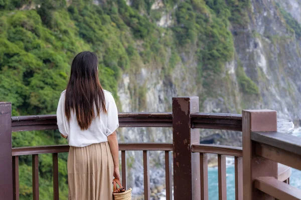 Woman Visit Taroko Qingshui Cliff Taiwan — Stock Fotó