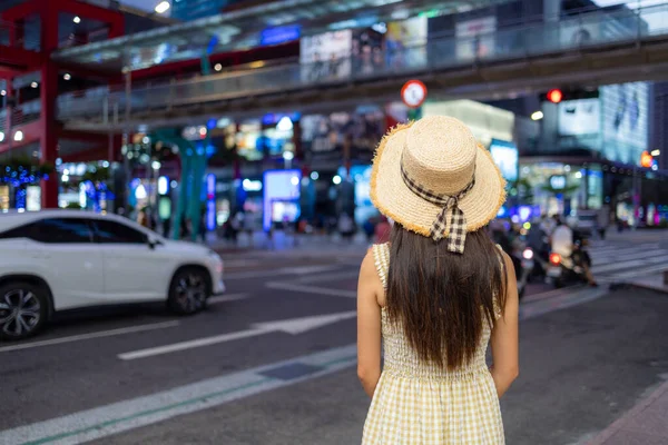 旅行の女性は夜に台湾の台北市の新義地区に行く — ストック写真