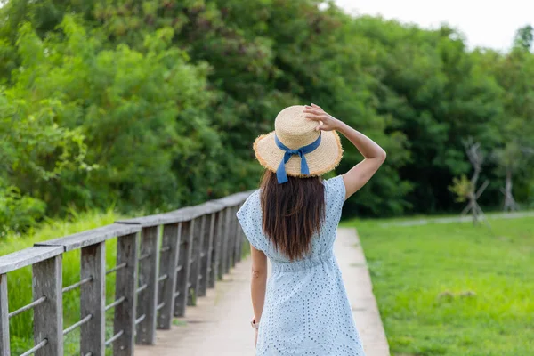 Woman Walk Wooden Path Park — Stock fotografie