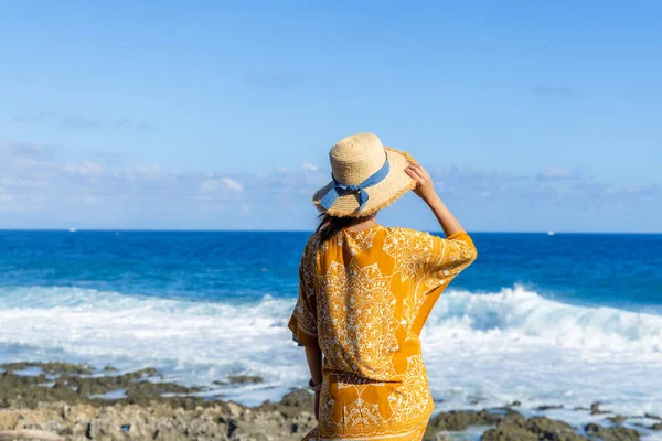 Tourist Woman Look Sea Sunshine — Stock Photo, Image