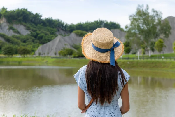 旅行者の女性は 台湾の天遼の月の世界の湖の景色を見て — ストック写真