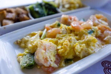 Yumurtalı kızarmış karides.