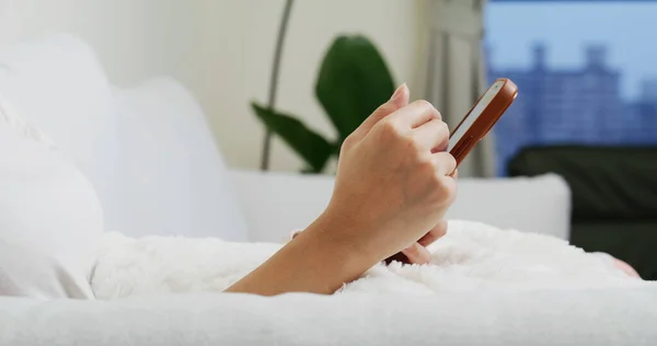 Frau Benutzt Handy Und Sitzt Auf Sofa — Stockfoto