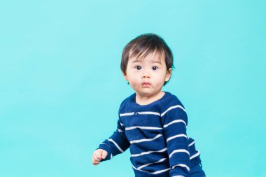 Mavi arka planda tatlı bir erkek bebek.