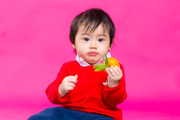 Asiatiska Baby Pojke Håller Citrus För Lunar Nytt — Stockfoto