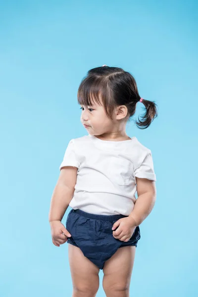 蓝色背景的亚洲小女孩 — 图库照片