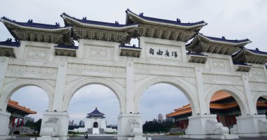 Taipei, Tayvan - 17 Mart 2022: Chiang Kai Shek Anıt Salonu 'nun ön kapısı