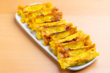 Pan grilled curry meat dumpling