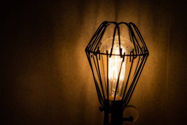 Geceleri yatak odası lambası yanıyor.