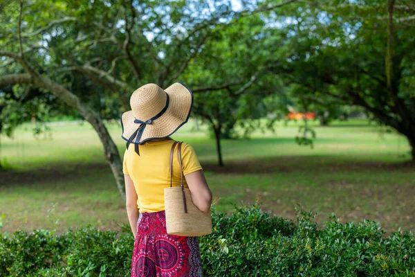 Travel Woman Look Garden Park — Foto de Stock