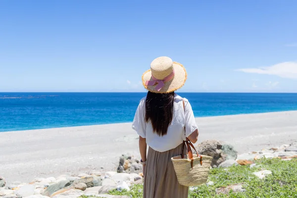 Tourist Woman Visit Hualien Qixingtan Beach Taiwan — Foto Stock