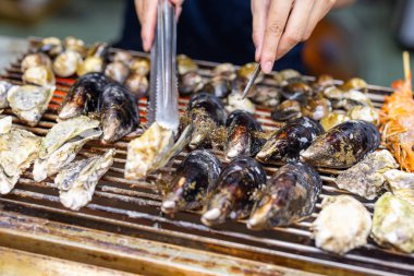 Izgarada karışık deniz ürünleri barbeküsü.