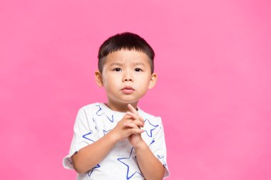 Mutlu küçük oğlan, kaldır ellerini.