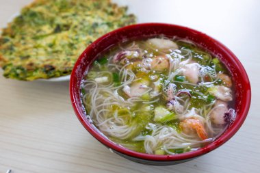 Deniz ürünleri çorbası kasesi.