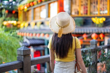 Tayvan 'da Jiufen' i ziyaret eden turist kadın. 
