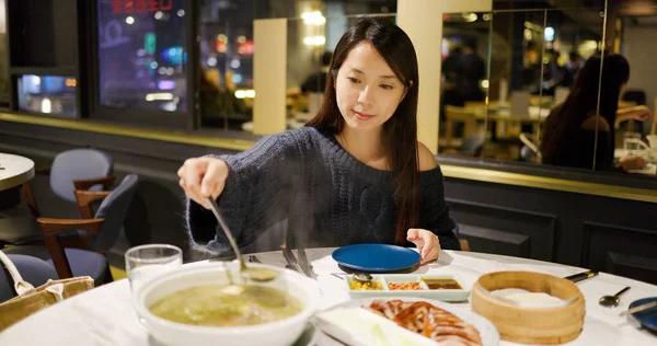 Woman Eat Perking Duck Restaurant — Stock fotografie