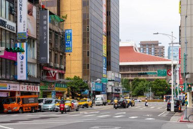 Taipei, Tayvan - 19 Eylül 2022: Taipei tren istasyonunda Taipei şehir caddesi