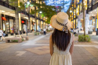 Taipei 'nin Xinyi ilçesine gece giden gezgin kadın.